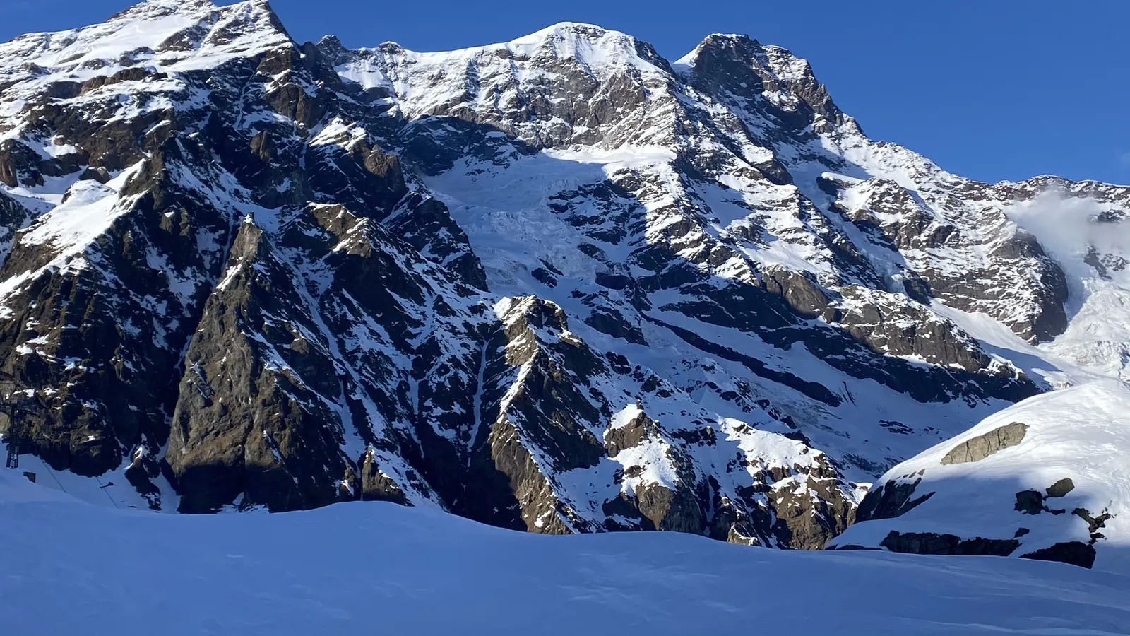 Snow-covered peaks above Verbier under a blue sky