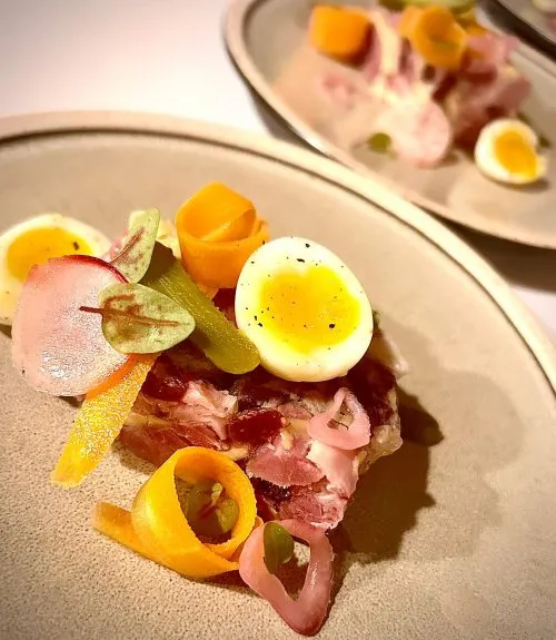 a bacon and egg plate of food